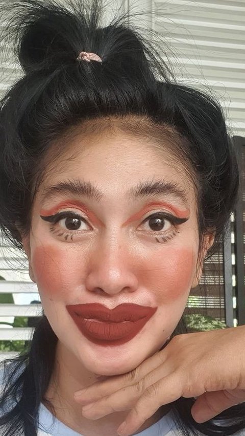 Potret Erie Suzan saat mencoba make up ala Kylie Jenner. Strong eyeliner & big bold lips, malah koyo wong edan!