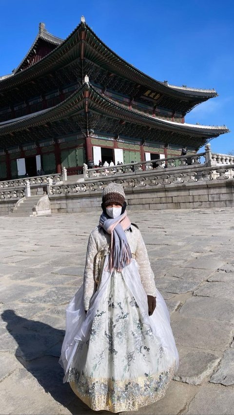 Aqila tampil menggemaskan saat liburan di Korea Selatan. Ini potretnya memakai hanbok.