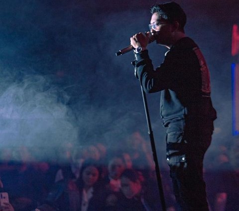 Di tengah konser, Denny sempat cerita kenangannya dengan Kota Madiun. Saat itu, ia masih SMA dan janjian bertemu dengan gadis pujaan hatinya di Bundaran Serayu. Tapi sayang, sang gadis tak datang.