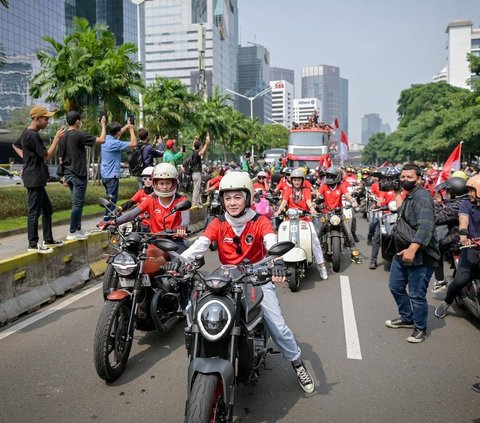 Istri Omesh pernah ikut mengawal Timnas Indonesia saat konvei kemenangan. Dian Ayu tampak mengenakan kaos timnas warna merah. Ia tampak berada di depan rombongan.