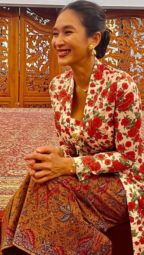 Tampil Bak Kartini, Intip Potret Happy Salma dengan Berbagai Model Kebaya