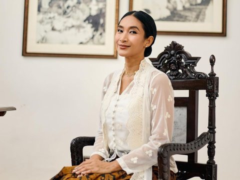 Tampil Bak Kartini, Intip Potret Happy Salma dengan Berbagai Model Kebaya