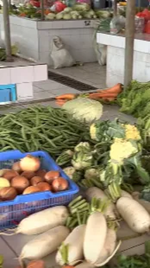 Meski banyak menjual daging dari binatang-binatang ekstrem, pasar ini juga menjual berbagai jenis sayur mayur dan buah-buahan seperti pasar pada umumnya.