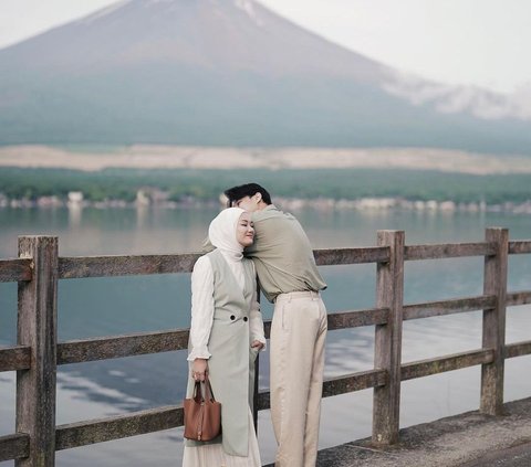 Pasangan yang menikah taaruf ini juga mengunjungi kawasan Gunung Fuji. Terlihat keduanya berfoto dengan latar belakang Gunung fenomenal tersebut.