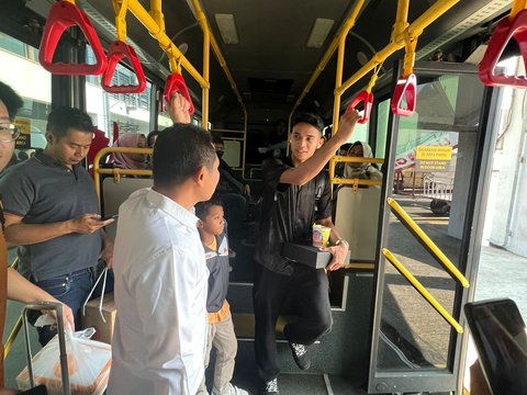 Marselino Naik Bus Bawa Mi Instan