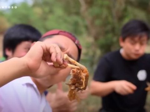 Ekstrem, Pria Ini Masak Seblak Pakai Daging Buaya Putih 'Enak Lembut'