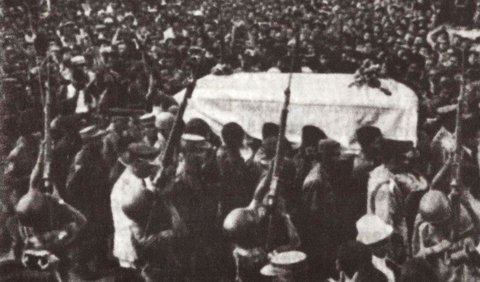Ribuan Masyarakat Lepas Jenazah Soekarno