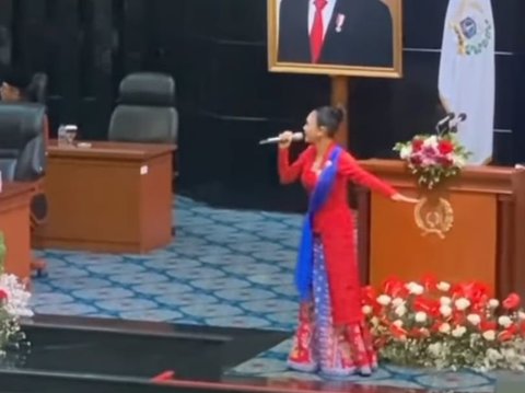 Potret Cantik Yuni Shara Berkebaya Merah, Netizen Sebut Selalu Memukau