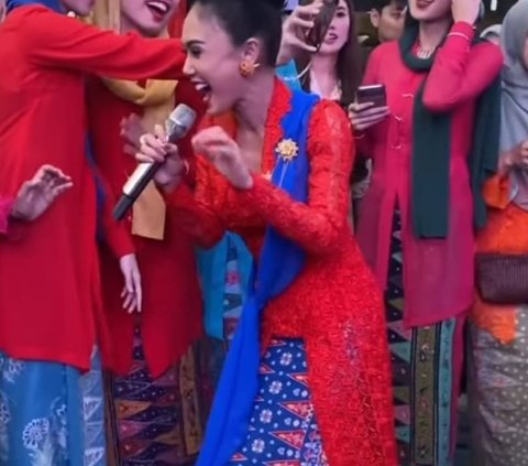 Raut bahagia terpancar dari Yuni Shara. Dia berhasil menghibur di acara peringatan HUT Kota Jakarta. Mereka juga ikut menyanyi bersama Yuni Shara saat tampil.