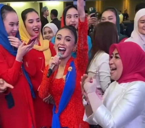 Potret Cantik Yuni Shara Berkebaya Merah, Netizen Sebut Selalu Memukau