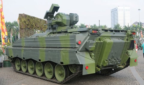 Leopard 2 merupakan tank jenis Main Battle Tank (MBT) dengan kemampuan tembak yang cukup mumpuni, beratnya pun mencapai 62 ton dengan jarak tembak 4 km.