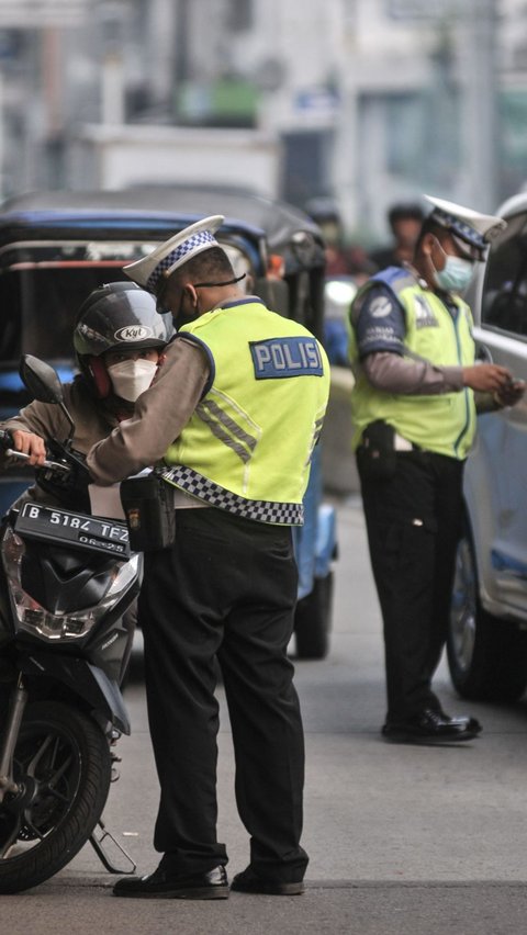 Namun, mengubah budaya bukan perkara mudah. Karena keterbatasan anggaran dan berbagai hal, tilang manual terpaksa kembali diterapkan, walau dengan sejumlah ketentuan yang diharapkan menyulitkan tindakan ilegal.