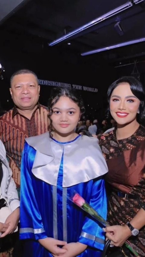 Potret Cantik Amora Anak Krisdayanti & Raul Lemos di Acara Wisuda Curi Perhatian