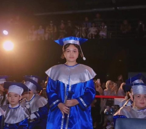 Amora tampil cantik di acara wisuda sekolahnya. Ia mengenakan toga berwarna biru. Diketahui bahwa ia baru saja lulus dari Sekolah Internasional Highscope Indonesia.