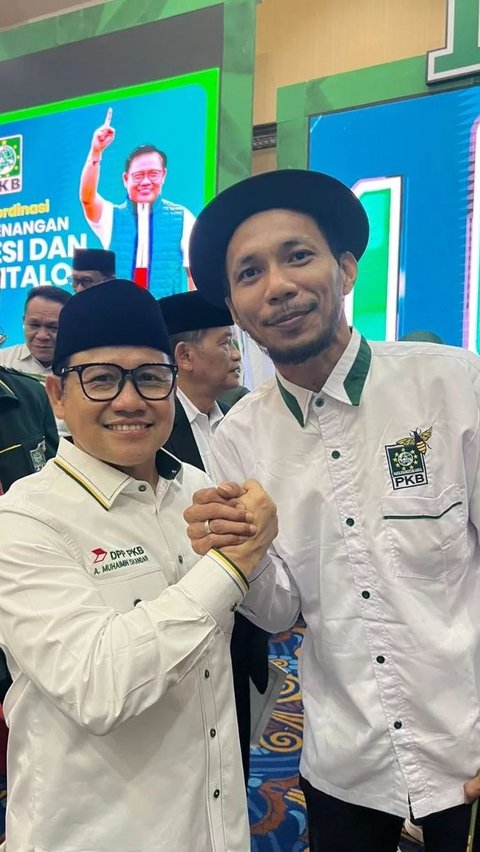 Potret Norman Kamaru bersama Ketua Umum PKB Muhaimin Iskandar. Keduanya bertemu saat acara Rapat Koordinasi Zona Pemenangan Sulawesi & Gorontalo pada Mei lalu. Norman Kamar bersama sang ketua umum, Muhaimin Iskandar tampak berjabat tangan.