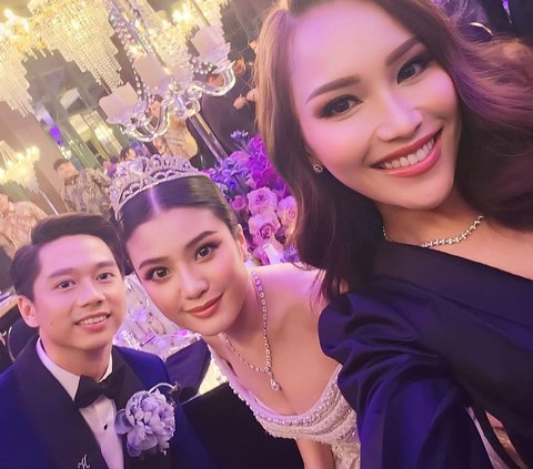 Potret Ayu Ting Ting Hadiri Pernikahan Kevin Sanjaya, Foto Bareng Robby Purba Curi Perhatian