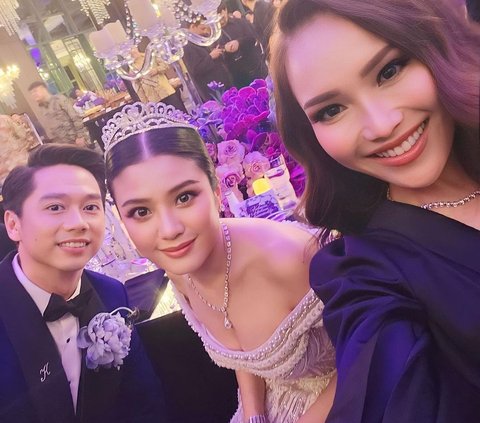 Potret Ayu Ting Ting Hadiri Pernikahan Kevin Sanjaya, Foto Bareng Robby Purba Curi Perhatian