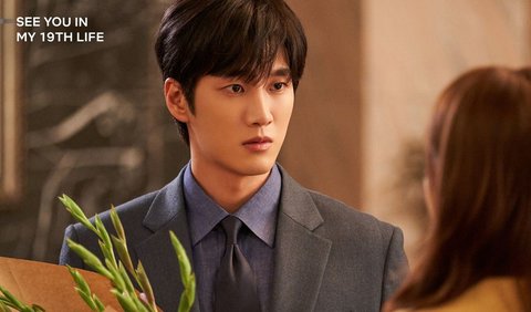 6. Ahn Bo Hyun berperan sebagai Moon Seo Ha, seorang pewaris hotel kaya raya nan lempeng yang ditemui Ji Eum di kehidupan ke-18.