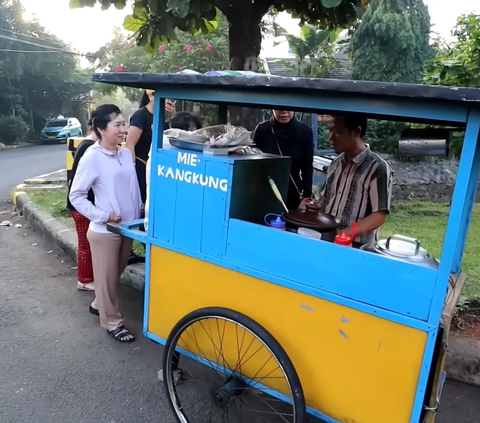 Mencicipi Nikmatnya Mie Kangkung Langka dari Betawi, Kuahnya Kental Bikin Ketagihan