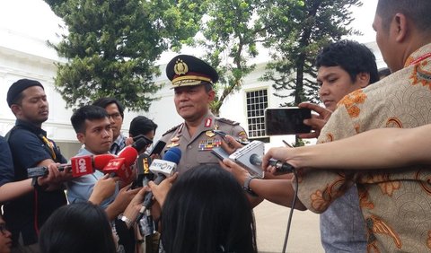 Kapolda Kalbar ini kemudian melihat beberapa anggota kepolisian tengah melakukan aksi pungli di dekat pasar. Dilihatnya, anggota kepolisian tersebut dengan sengaja mencari warga yang melanggar lalu lintas.