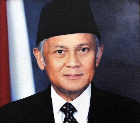 Presiden Bacharuddin Jusuf Habibie melalui instruksi Presiden No. 2 tahun 1999 adalah sosok yang memisahkan Polri dan ABRI.