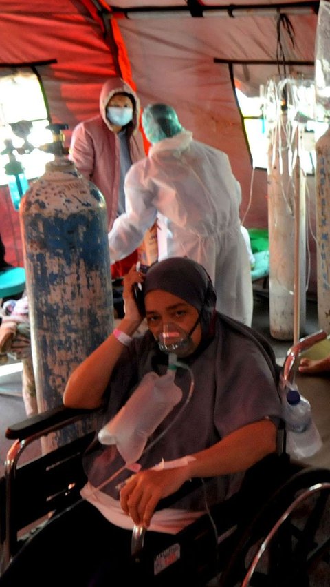 Di RSUD Bekasi, pasien Covid-19 varian Delta tak tertampung, Mereka terpaksa menjalani perawatan di dalam tenda darurat.