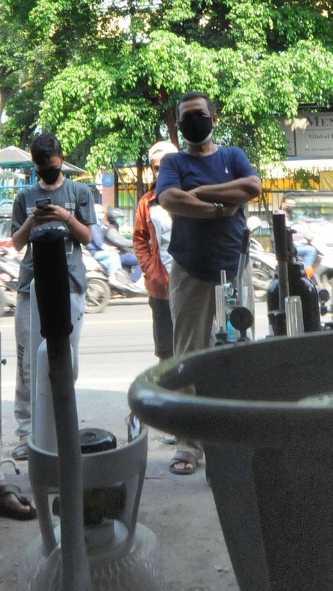 Antrean panjang juga terjadi di sejumlah tempat pengisian ulang tabung oksigen. Sejumlah orang rela mengantre berlama lama demi mendapatkan oksigen untuk menyelamatkan teman, keluarga, dan kerabatnya.