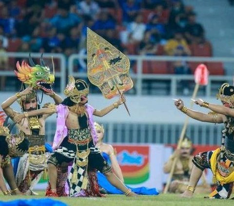 Acara yang digelar di Stadion Jatidiri, Semarang pada Sabtu malam (24/6) itu berlangsung meriah. Acara dibuka dengan pementasan tari tradisional di atas lapangan.