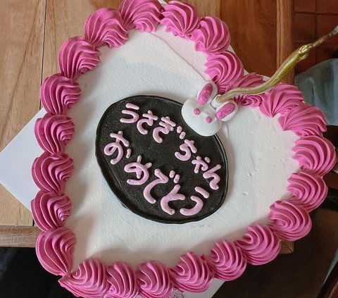 Tak banyak dekorasi, kue ulang tahun Alika memiliki bentuk hati dengan warna dasar putih. Hiasan kuenya berwarna pink dengan coklat bertuliskan huruf hiragana Jepang.  Bentuk kue ini sukses membuat gemas publik.