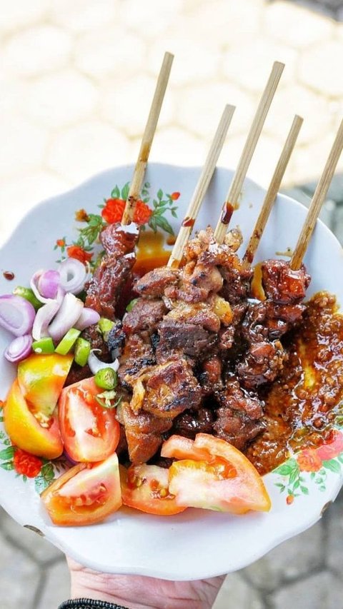 Sate merupakan kuliner khas Indonesia yang tersebar di seluruh penjuru negeri.