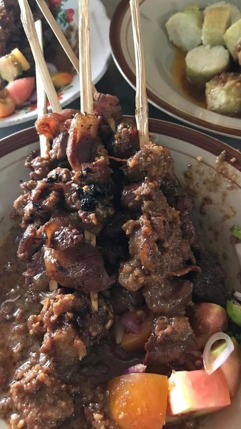 Seperti sate pada umumnya, Sate Bumbon juga disajikan dengan saus bumbu kacang, ditambah potongan cabai, bawang dan tomat.