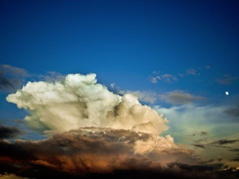 Awan Ternyata Punya Berat Ribuan Ton, Tapi Kenapa Tidak Jatuh ke Tanah?