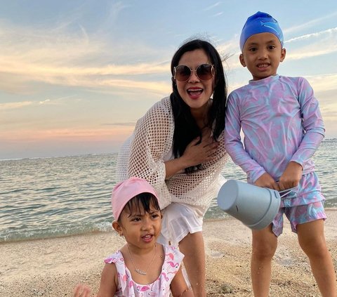 Hobi Hang Out Bareng Cucu, Intip Momen Viens Tasman Bersama Xabiru dan Chava