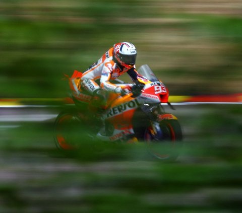 Akankah Marc Marquez bakal pindah tim meski harus ke tim satelit di musim depan? Ataukah nantinya Honda berhasil  memberikan motor kompetitif agar Marquez tetap di HRC? Bagaimana menurut Anda?