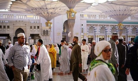 Berjalan Menuju Tempat Salat Id Berjemaah