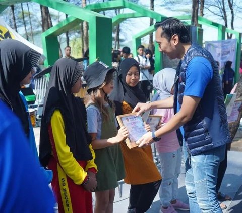 Di akhir kegiatan, para peserta Pacitan menggambar mendapat piagam dari SBY. Proses penyerahan piagam kepada para peserta Pacitan Menggambar dilakukan oleh anak kedua SBY, Edhie Baskoro Yudhoyono atau Ibas.