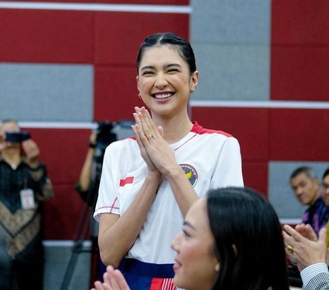 Wanita 28 tahun ini pun seolah mewakili gaya anak muda dengan tren berkain, penggunaan kain-kain tradisional Indonesia yang dimodifikasi agar tampak lebih fashionable.