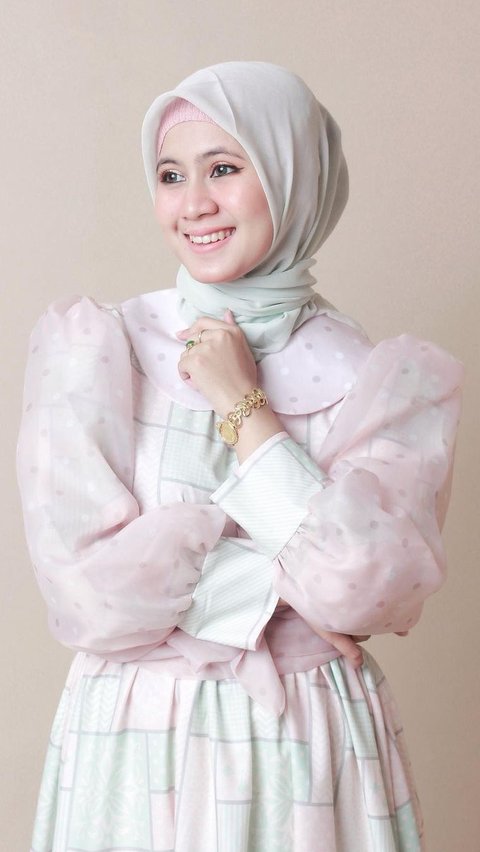 Wanita dari Lirboyo, Jawa Timur ini menyampaikan kajian Islam dengan asik dalam beragam tema di akun Instagramnya @sheilahasina