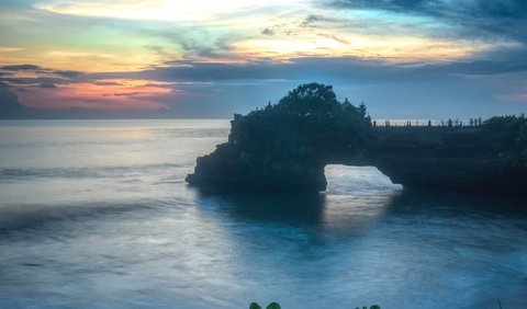 Bagi Anda yang menginap di hotel berdekatan dengan pantai Kuta, menuju ke pantai Tanah Lot akan memerlukan waktu sekitar 1 jam dengan perjalanan 20 kilometer.