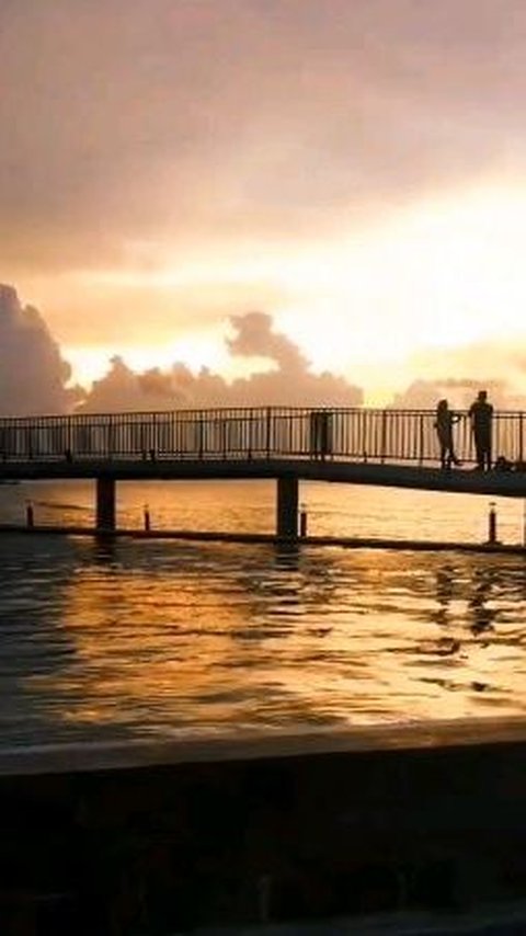 Pantai Pasir Kencana dibuka pada 2022. Wahana wisata yang ada di dalamnya antara lain kolam renang, sky walk, tower batik, perahu bebek, skuter, dan masih banyak lagi.
