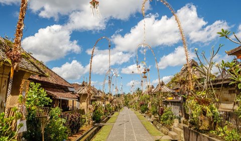 Ada pula yang mengatakan bahwa bangunan di Bali tak boleh sampai melewati pohon kelapa, karena berkaitan dengan faktor budaya dan kepercayaan.