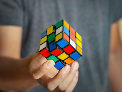 Diciptakan Seorang Profesor Arsitektur Berikut Fakta Unik Rubik yang Menarik Buat Diulik