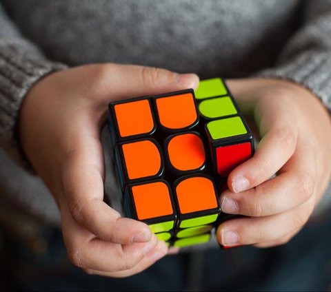 Tahukah kamu, jika si pencipta, Erno Rubik ternyata tak jago bermain rubik? Dia butuh waktu sebulan dan paling cepat baginya adalah semenit untuk menyelesaikannya. Bagi para Cubers, catatan waktu tersebut tentu tidaklah mengesankan.