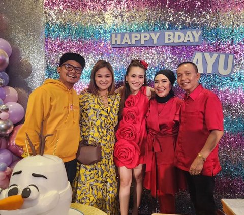 Wendy Cagur juga tampak hadir di perayaan ulang tahun Ayu Ting Ting. Komedian ini mengenakan hoodie warna kuning. Ia berfoto bareng Ayu dan kedua orang tuanya.