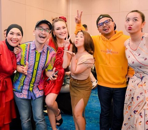 Ini deretan rekan artis yang hadir pada acara ulang tahun Ayu Ting Ting. Selain itu, tampak Iis Dahlia dan Roby Purba juga terlihat hadir merayakan ulang tahun pelantun lagu Sambalado ini.