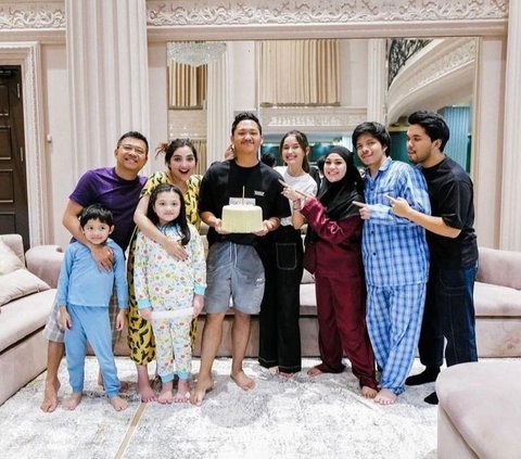 Ulang tahun Azriel tampak istimewa dengan hadirnya orang terdekat. Tampak keluarganya memberikan ucapan selamat. Aurel dan Atta juga hadir di momen ini.