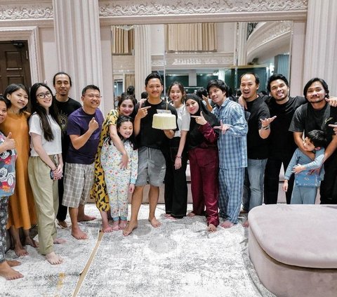 Ulang tahun Azriel juga dirayakan bersama tim A6. Mereka mengabadikan momen di hari ulang tahun Azriel ke-23.