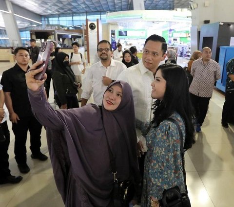 Sebelum meninggalkan bandara, AHY dan Anisa Pohan masih mau melayani permintaan foto bersama dari penumpang pesaway lain. Raut wajah keduanya begitu ramah dan meneduhkan.