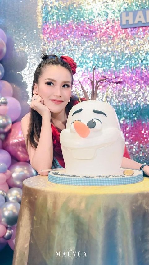 Tema Frozen diusung Ayu dengan menghadirkan kue ulang tahun berbentuk kepala Olaf. Kepala manusia salju itu terlihat sangat lucu dengan senyum yang lebar.