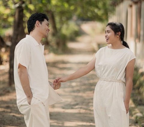 Penyanyi solo Mikha Angelo tengah bersiap melepas masa lajangnya. Di akun Instagram pribadi, Mikha membagikan momen dirinya menjalani proses foto prewedding bersama kekasihnya, Gregoria Mariska.